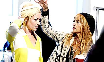 Стилист-консультант дизайнерской одежды