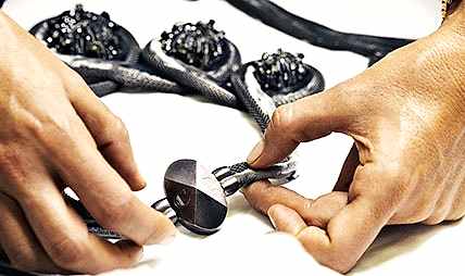 Ведущий дизайнер ювелирных украшений в ювелирной компании