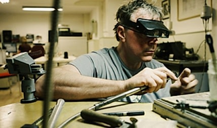 Ювелир в ювелирной компании